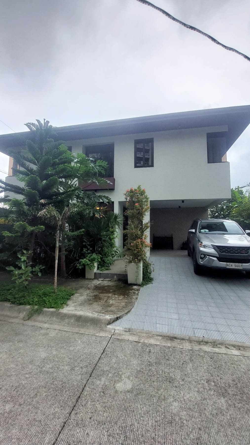 For Sale: 2 Storey House with Corner Lot for Sale in Tagaytay at Bloomfields