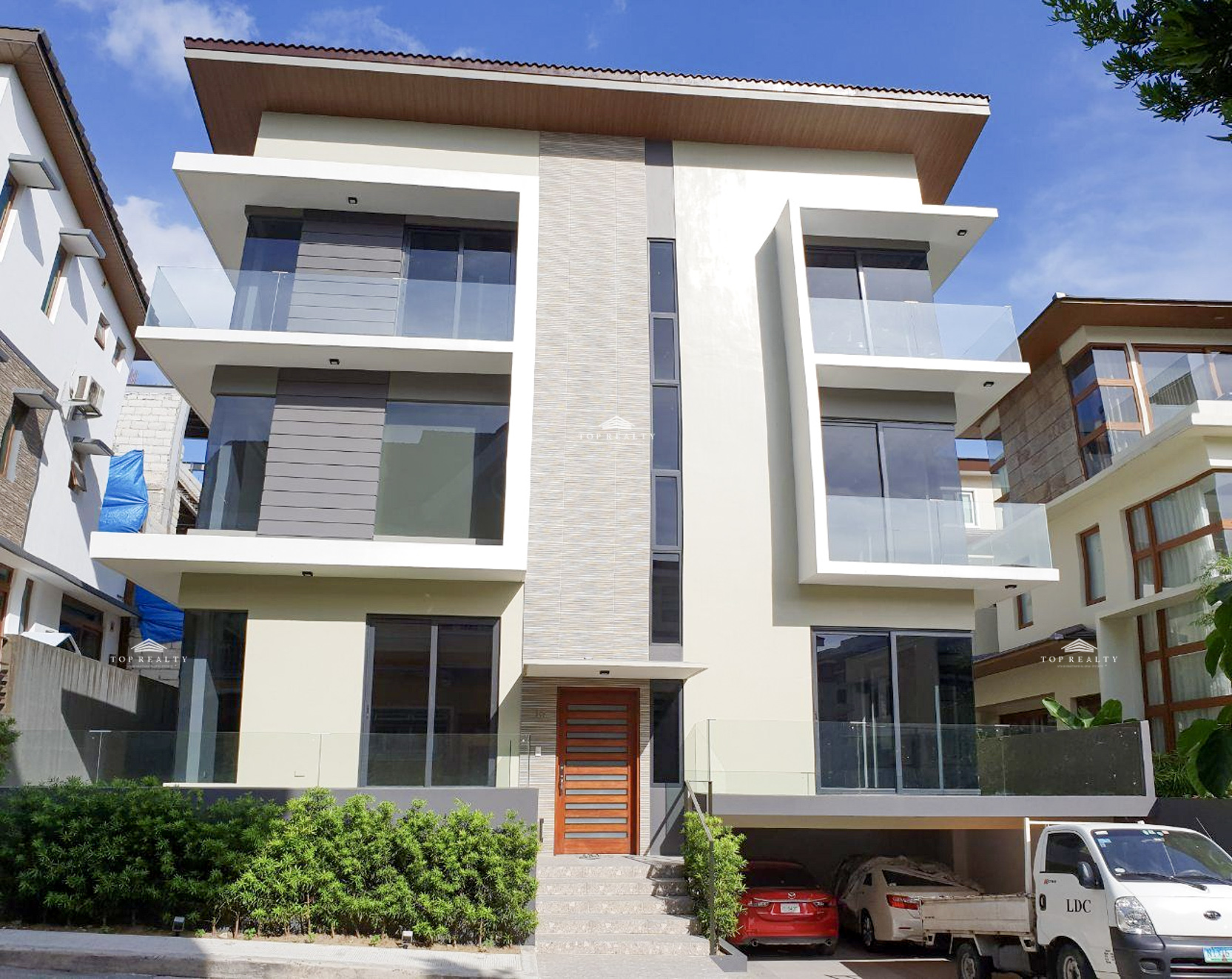 For Rent: 5 Bedroom 5BR House in McKinley Hill Village, Taguig City