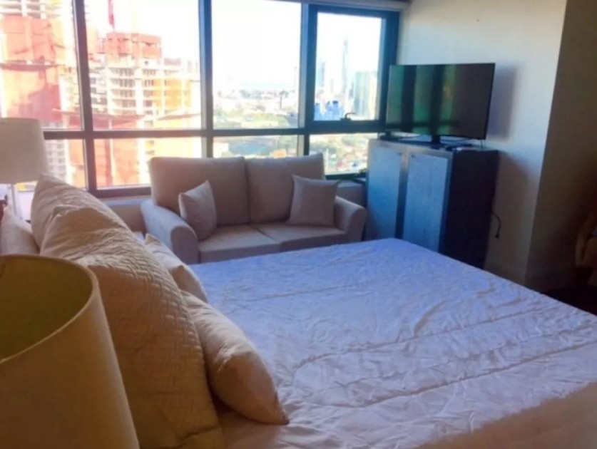 For Sale: Studio Unit in Edades Tower and Garden Villas Rockwell, Makati City