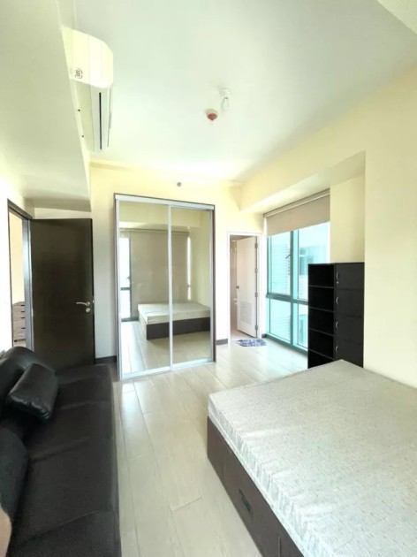 For Sale 1 Bedroom Unit in 8 Forbestown Road Condominium BGC, Taguig