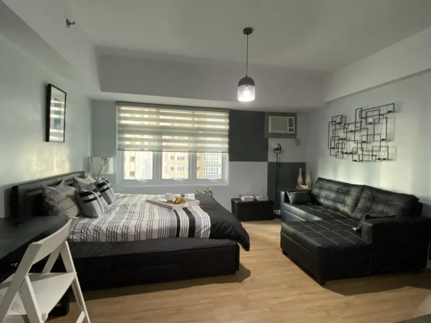 For Sale: Nicely furnished studio unit at Meranti at Two Serendra Taguig