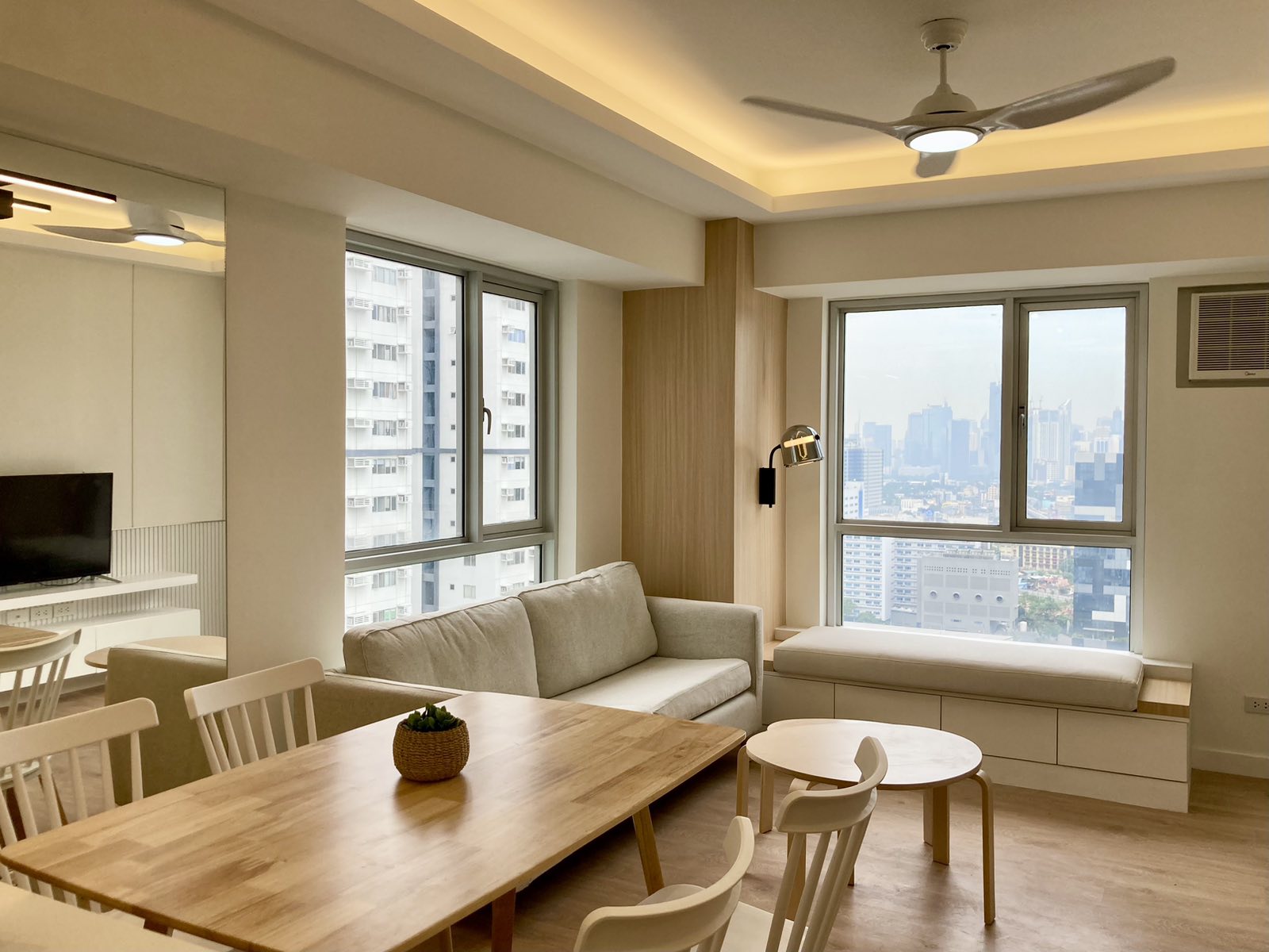 2BR FOR RENT IN BGC WITH PARKING