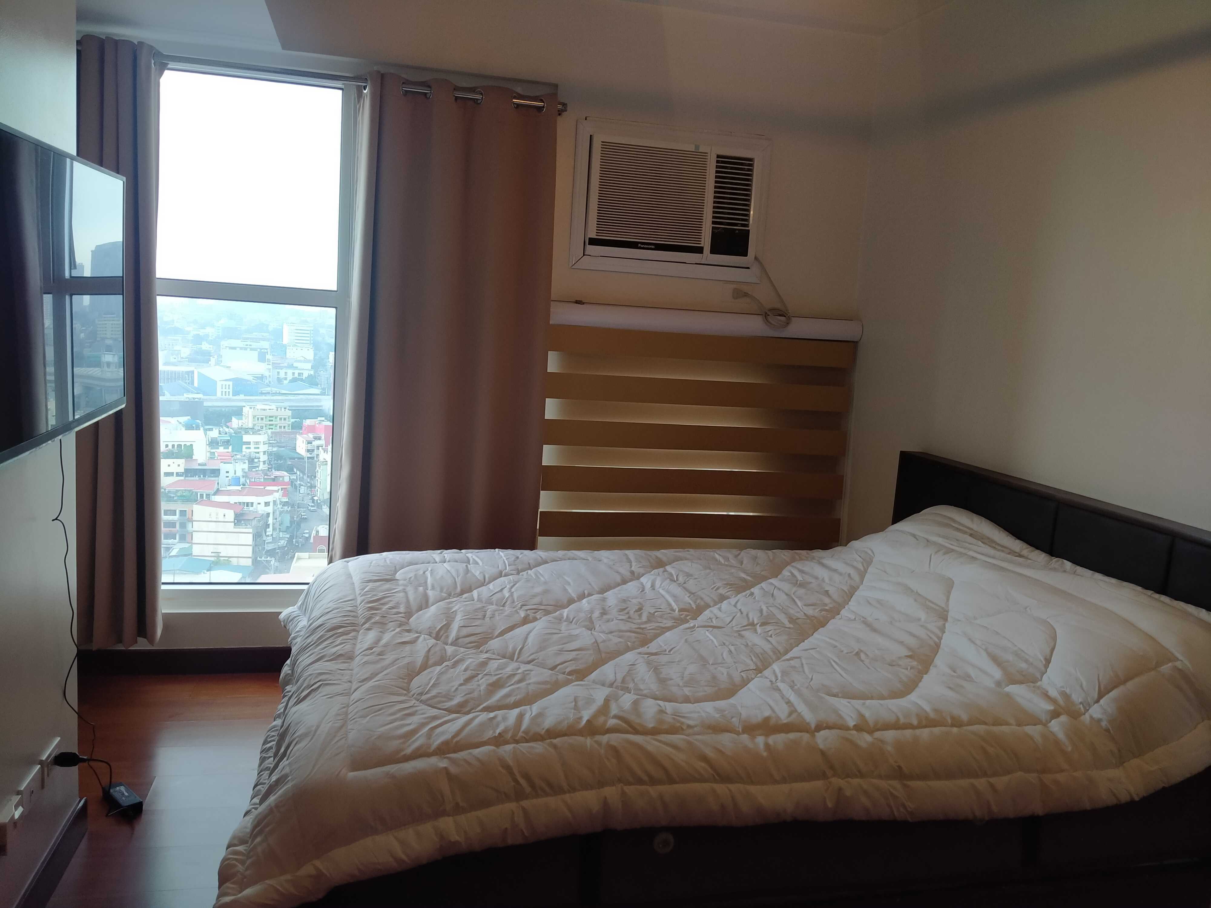 Fully Furnished Studio Unit in Paseo De Roces Condominium for Lease