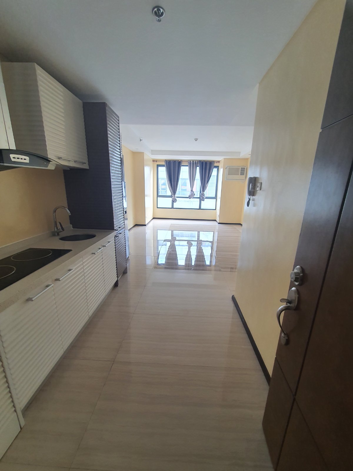 Semi Furnished 1 Bedroom Unit in Oceanaire Luxurious Residences for Rent