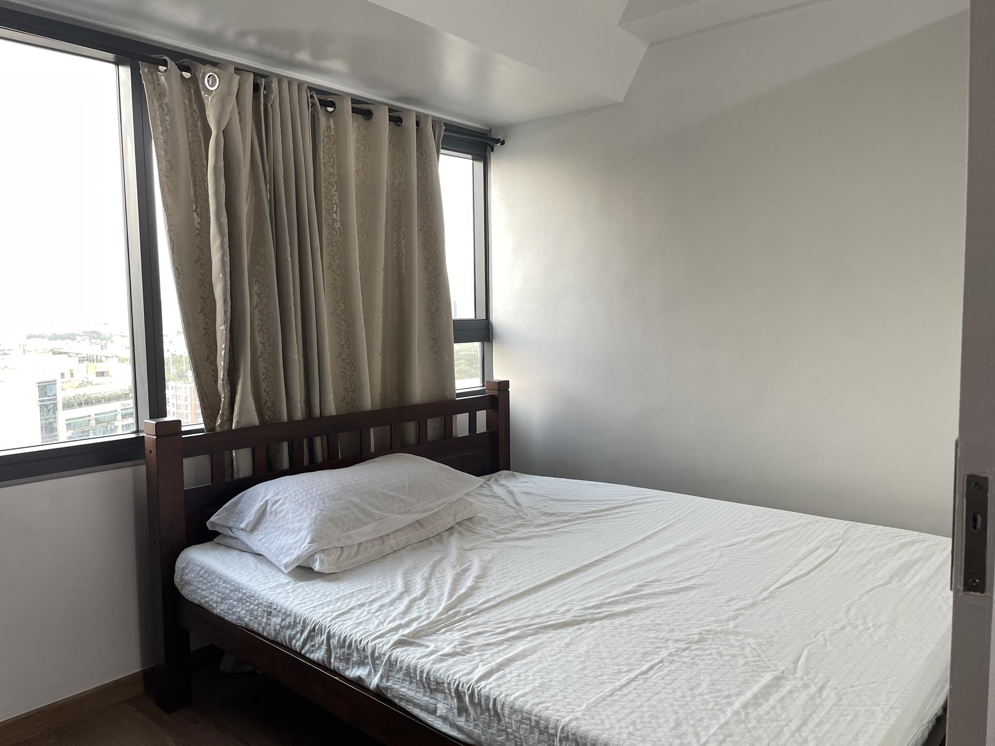 FOR RENT 1BR UNIT AT THE RISE MAKATI