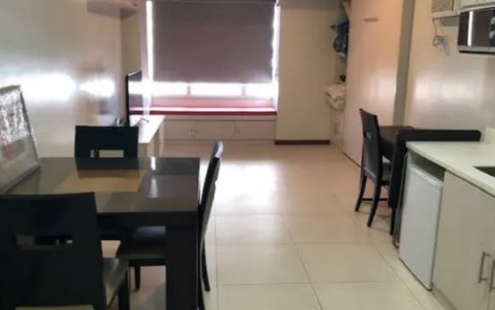 FOR RENT: Studio with Parking in The Columns Legazpi Village