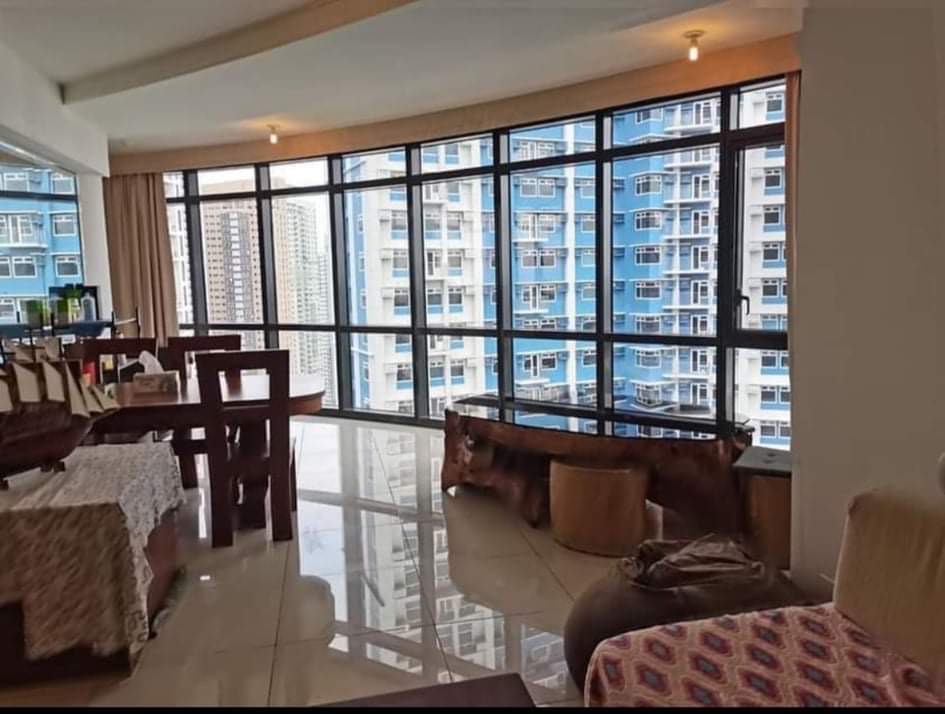 FOR SALE: 2 Bedroom Unit with Parking in Arya Residences