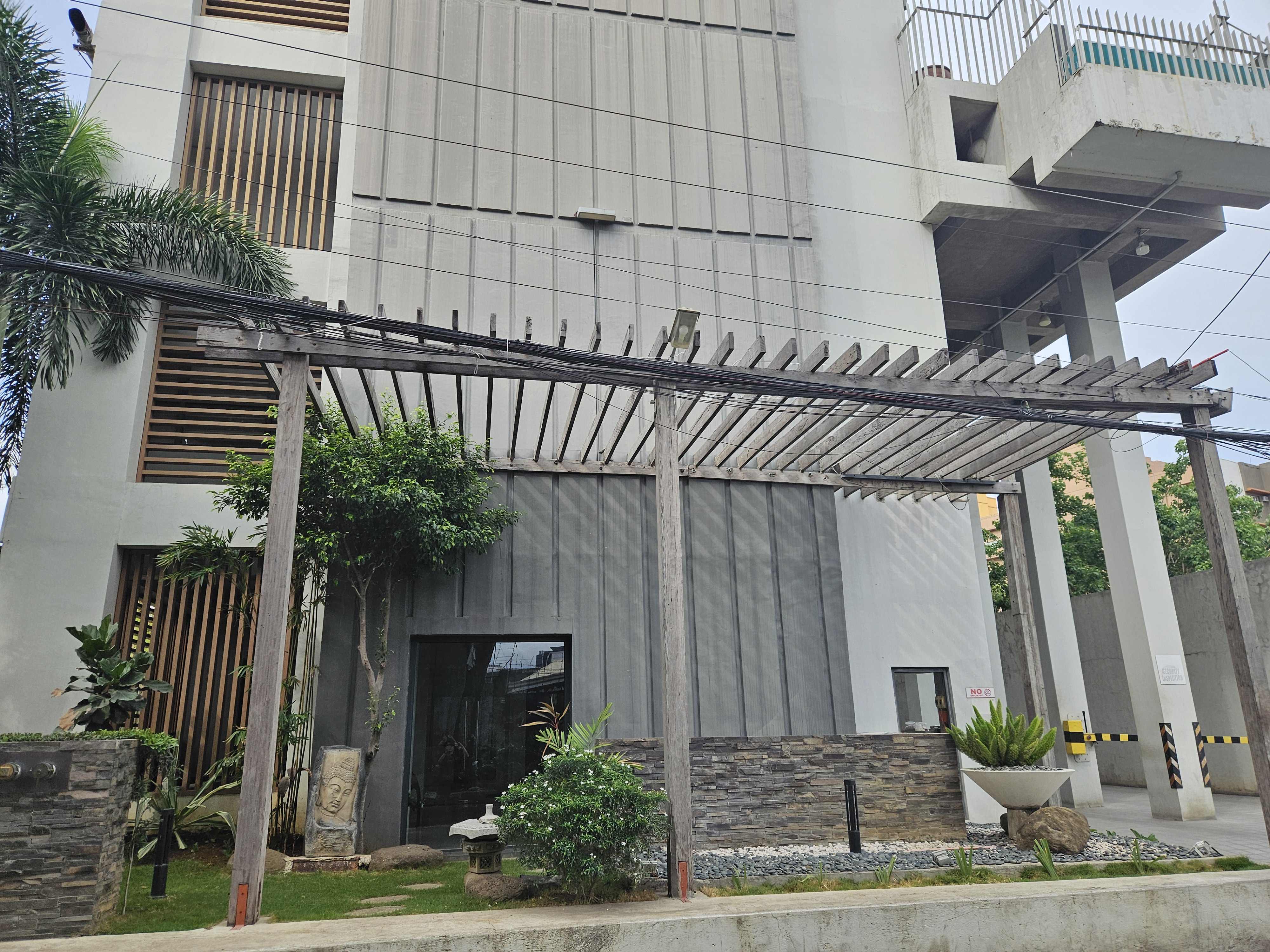 FOR SALE STUDIO UNIT WITH BALCONY AT LOT 8 CONDOMINIUM CEBU