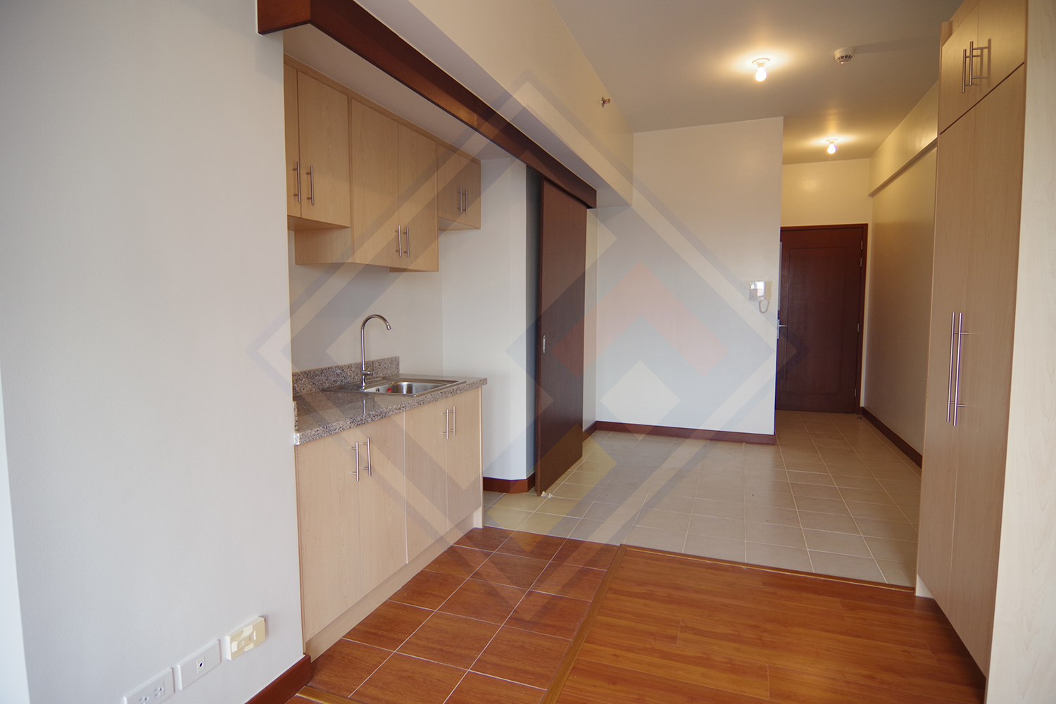 FOR SALE: Studio Unit with Parking in Paseo De Roces Condominiums