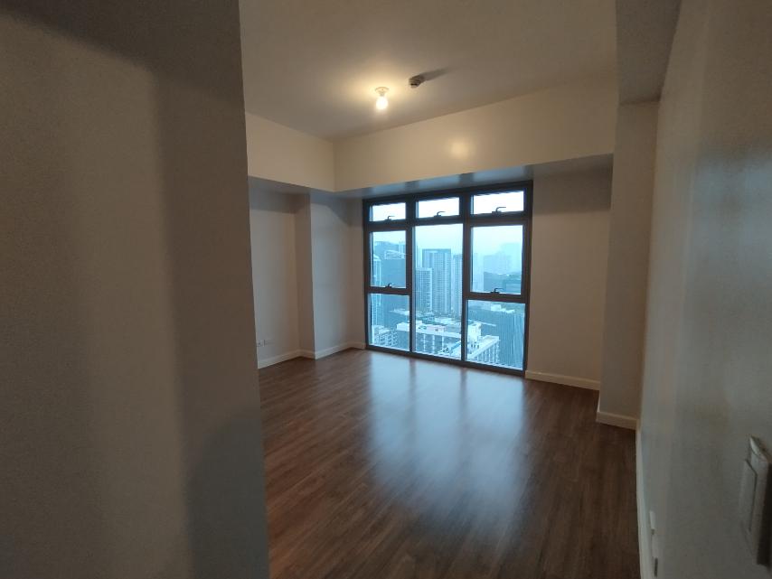 For Rent: 1BR Unit with Balcony at Park Triangle Residences