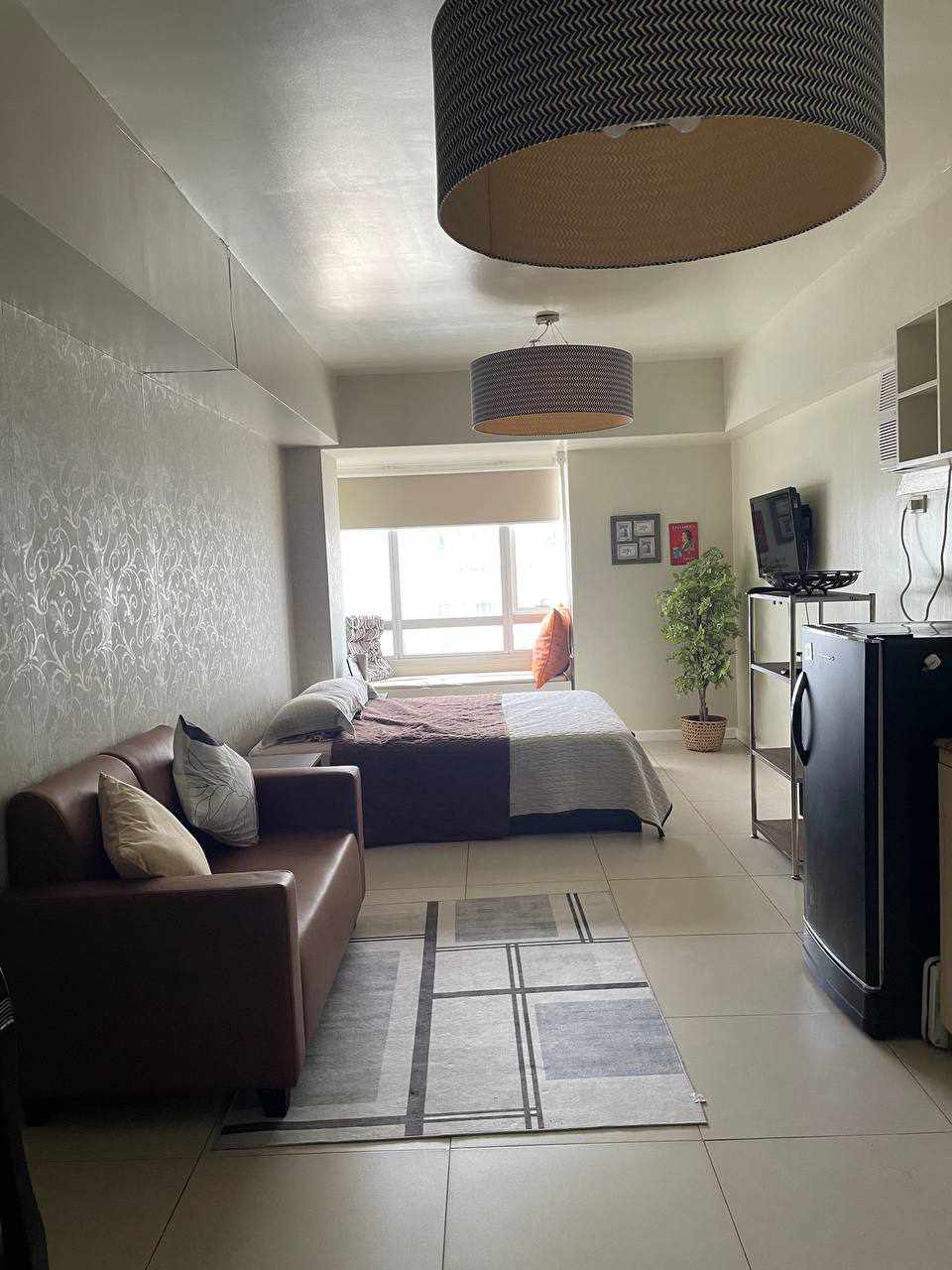 FOR SALE: Studio Unit with Parking in The Columns at Legaspi Village