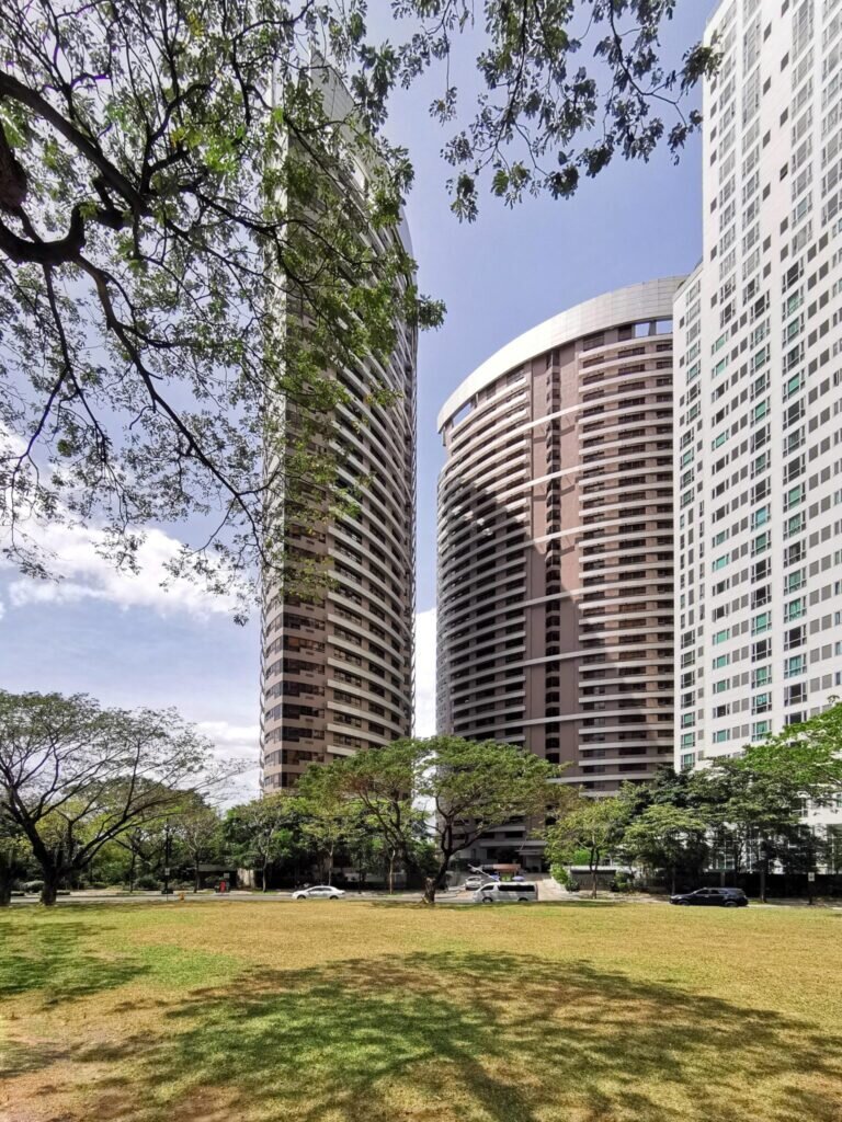 FOR RENT: 2 Bedroom Unit with 1 Parkin in Icon Residences