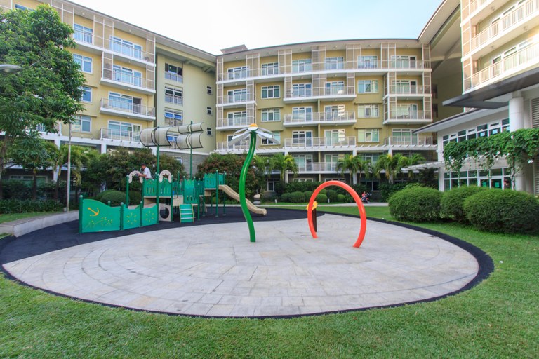 FOR RENT: 3 Bedroom Unit with 2 Parking in One Serendra