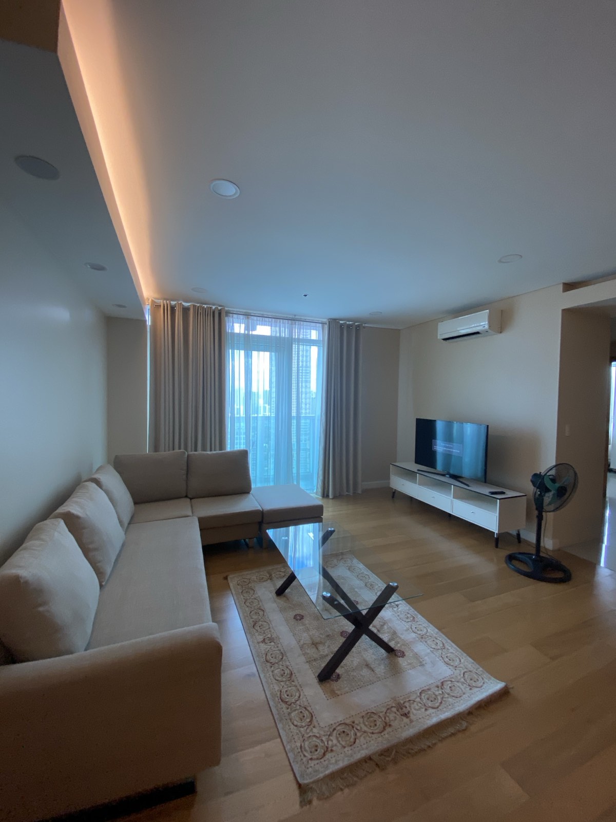 FOR RENT: 2 Bedroom Unit with balcony and 1 Parking in Park Terraces