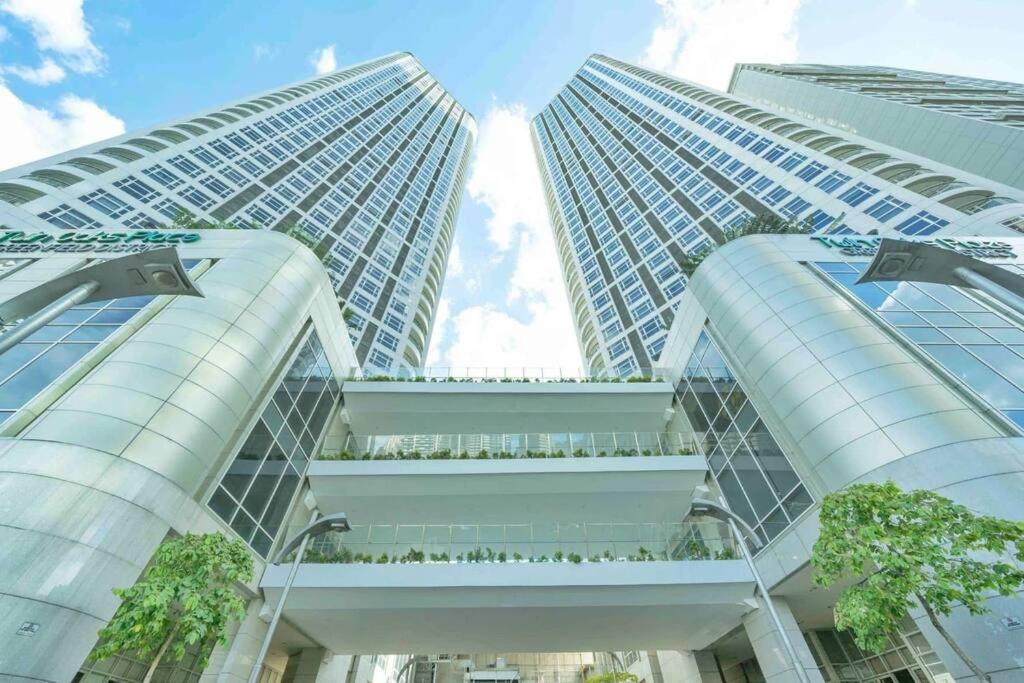 FOR RENT: 1 bedroom with balcony Condo in Twin Oaks Place