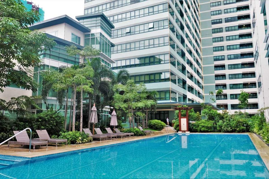 FOR RENT: 2 Bedroom Unit in Edades Suites