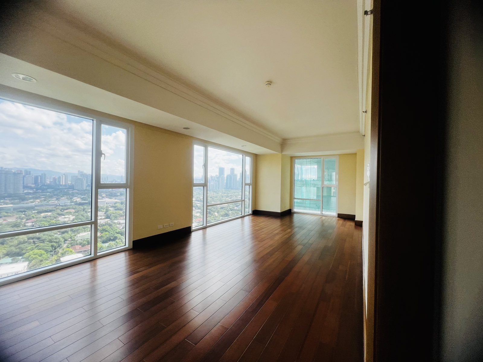 4BR UNIT FOR SALE AT DISCOVERY PRIMEA MAKATI CITY