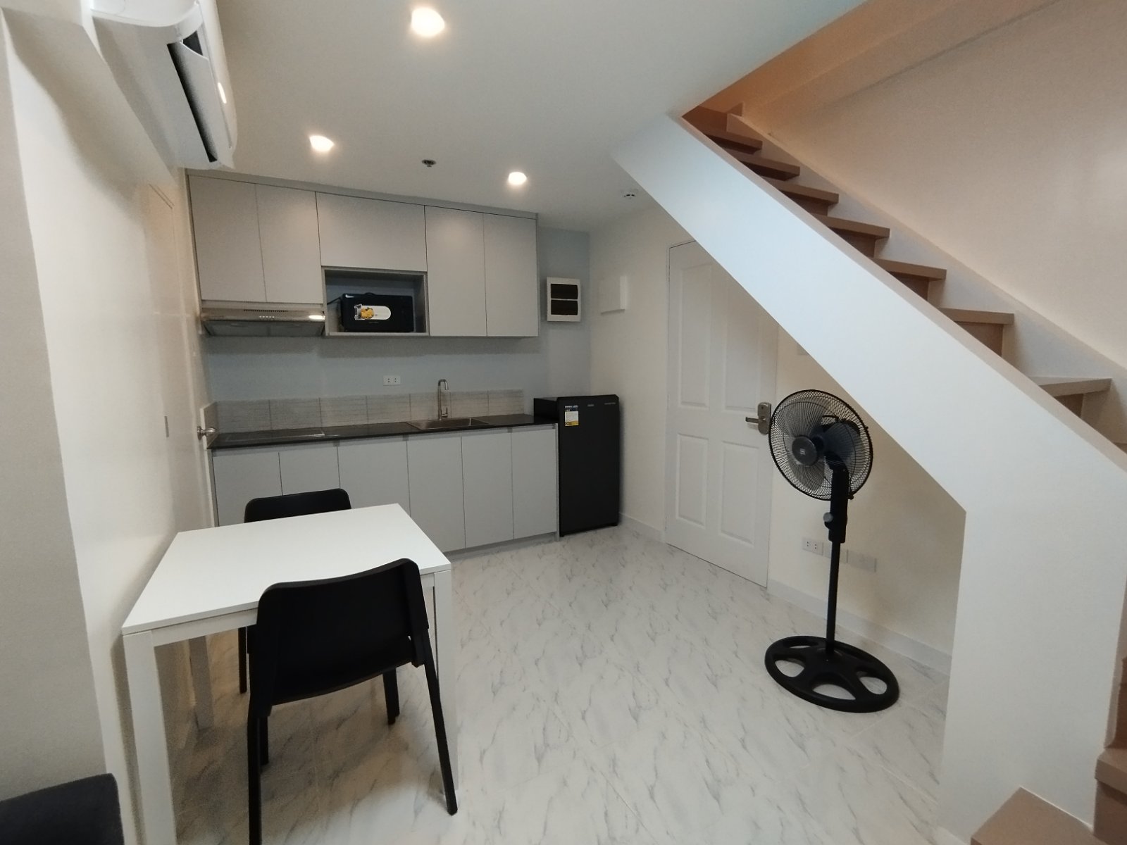 2BR UNIT FOR RENT AT VICTORIA DE MAKATI