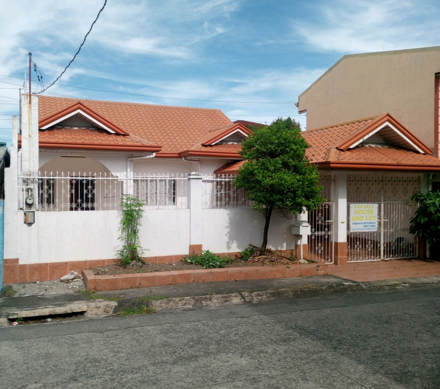 FOR SALE - 5 BEDROOM UNIT 2-STOREY HOUSE AT VILLA CAROLINA 1