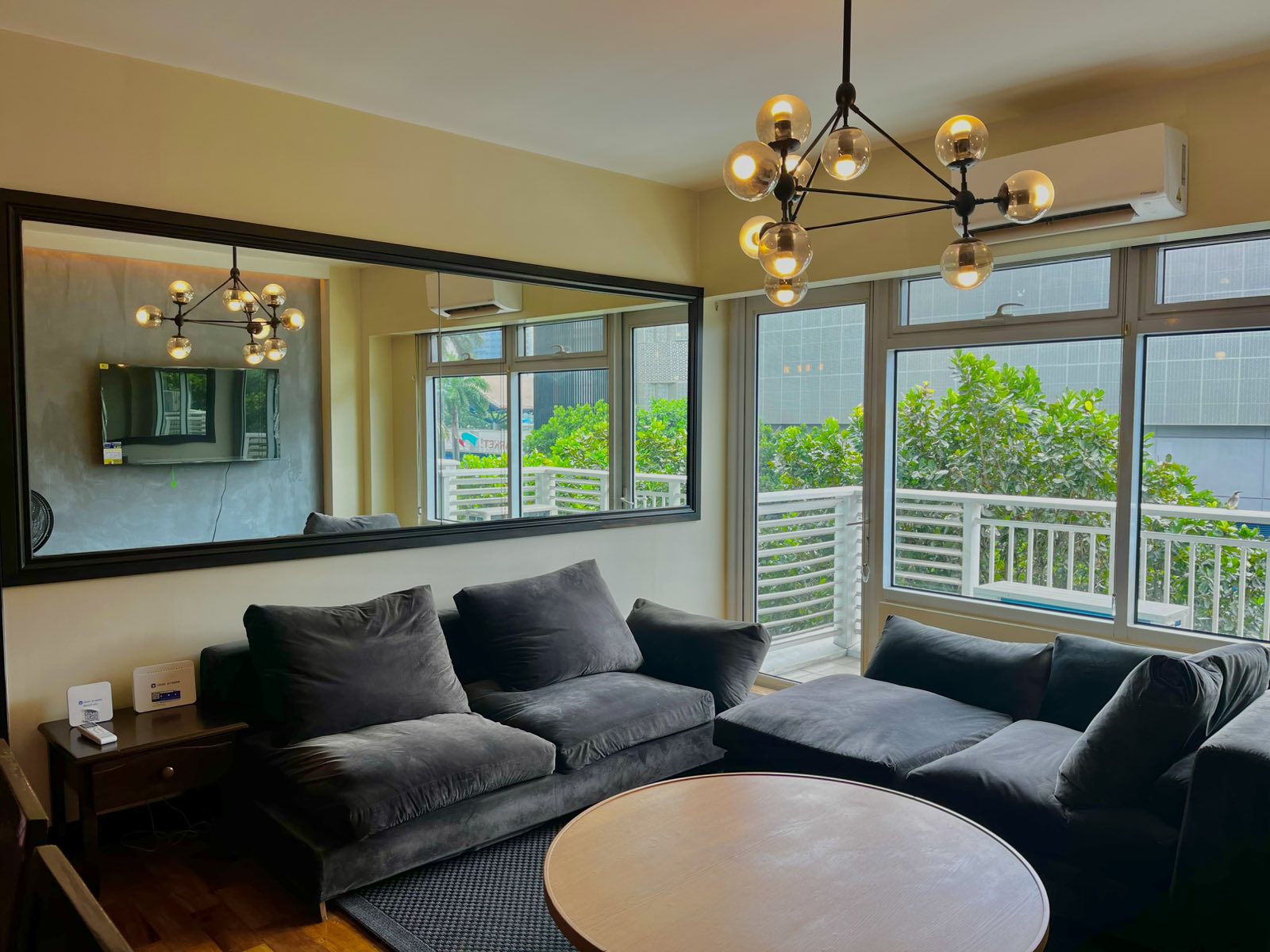 FOR RENT - 1 BEDROOM UNIT WITH PARKING AT ONE SERENDRA
