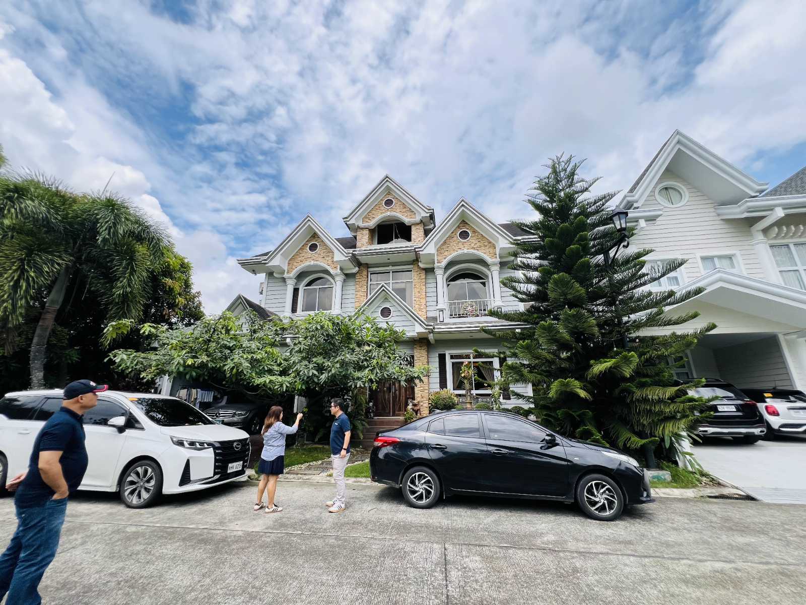 FOR SALE - 4 BEDROOM 3 STOREY HOUSE AND LOT AT GEORGIA CLUB