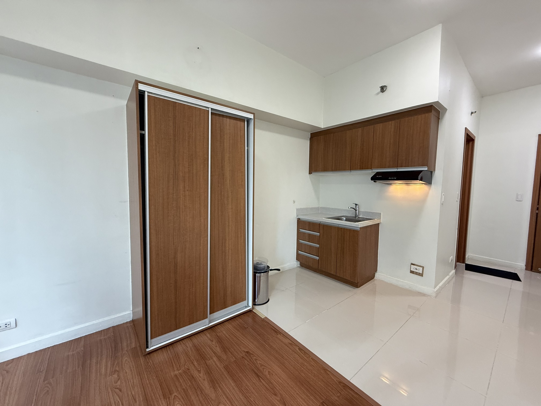 STUDIO UNIT FOR RENT AT ETON TOWER MAKATI