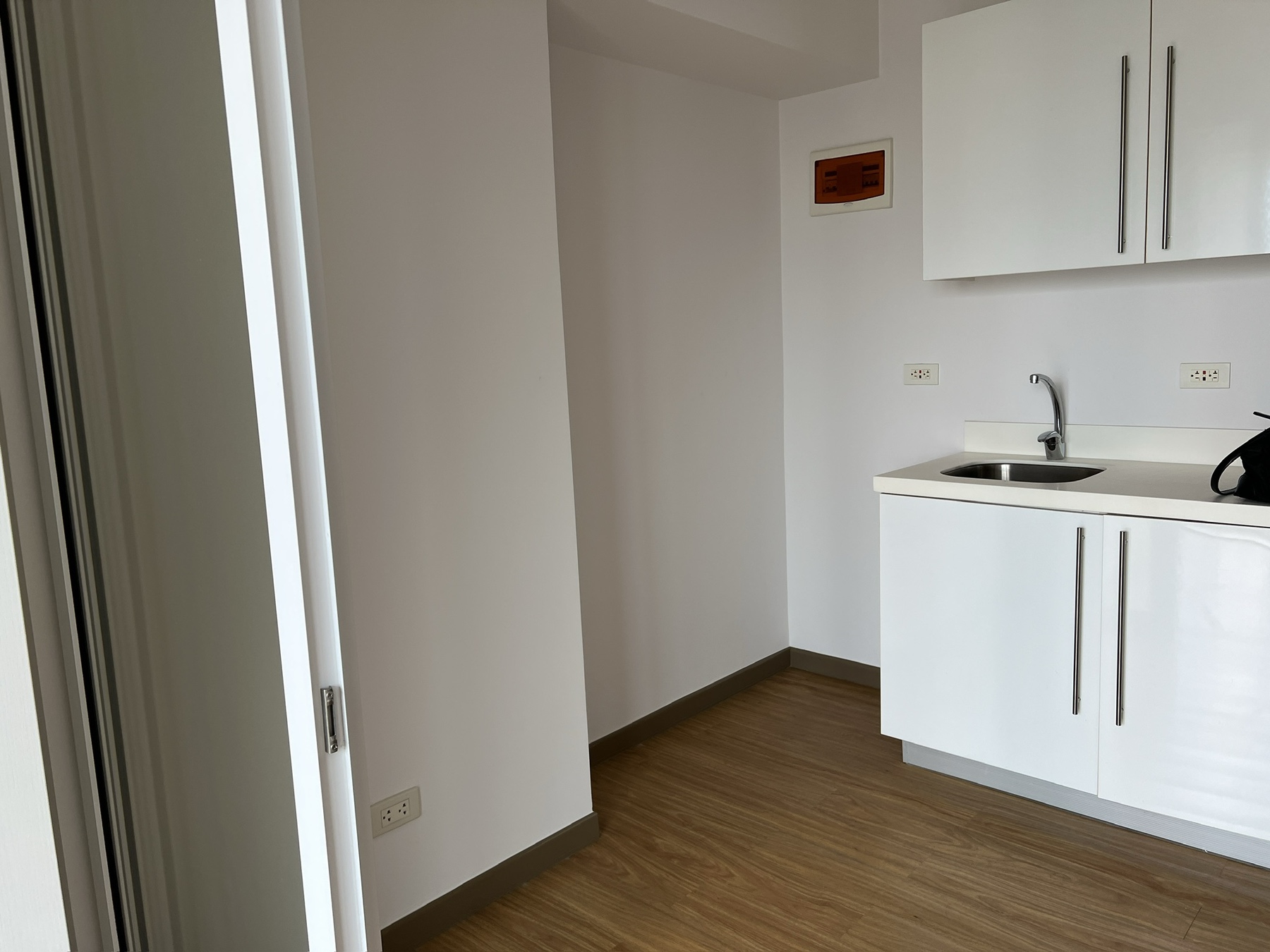FOR RENT - 1 BEDROOM UNIT WITH BALONY AT ACQUA PRIVATE RESIDENCES
