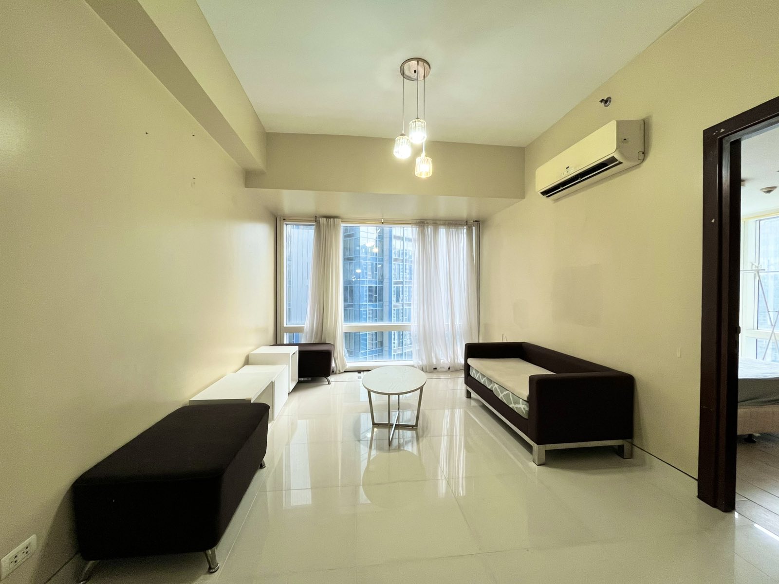 FOR RENT 1BR UNIT AT TWO CENTRAL MAKATI