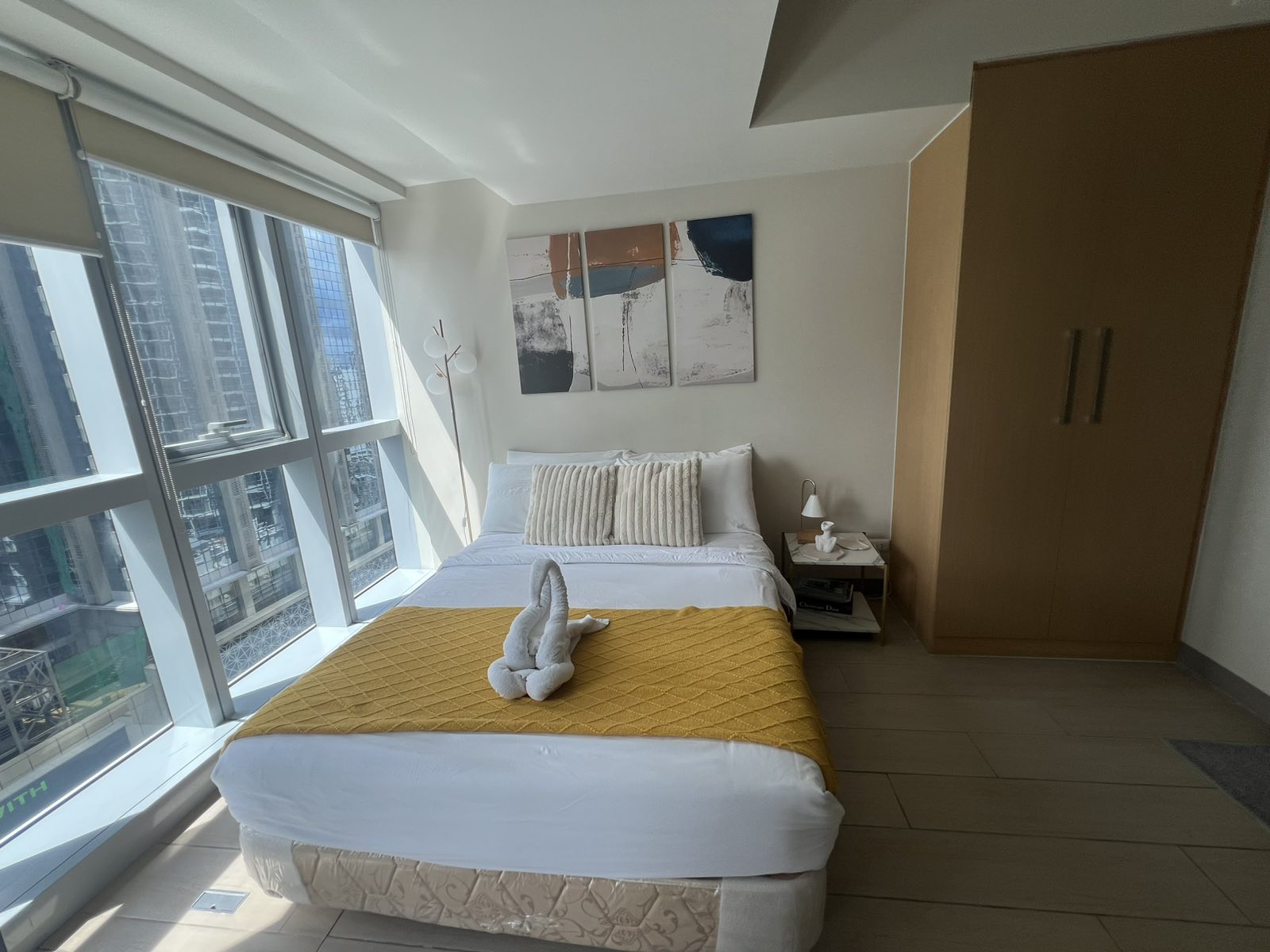 FOR RENT - 1 BEDROOM UNIT AT UPTOWN PARKSUITES BGC