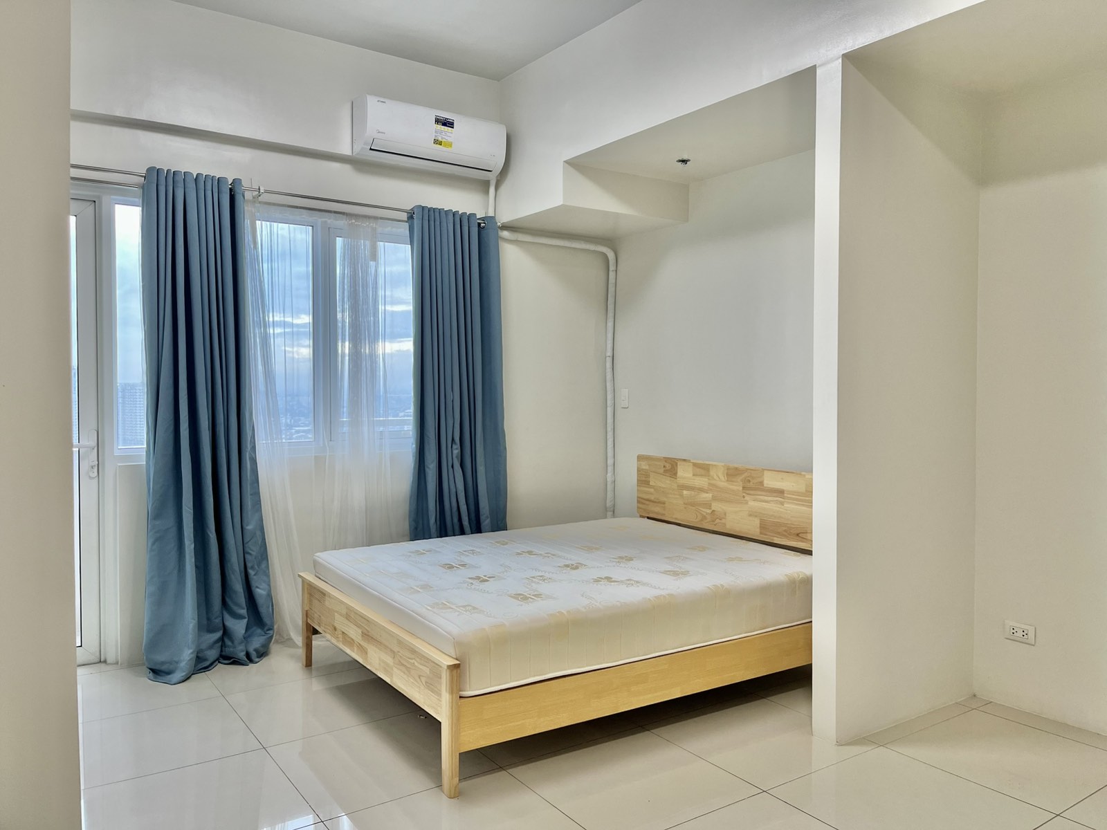 FOR RENT   STUDIO UNIT AT 100 WEST MAKATI