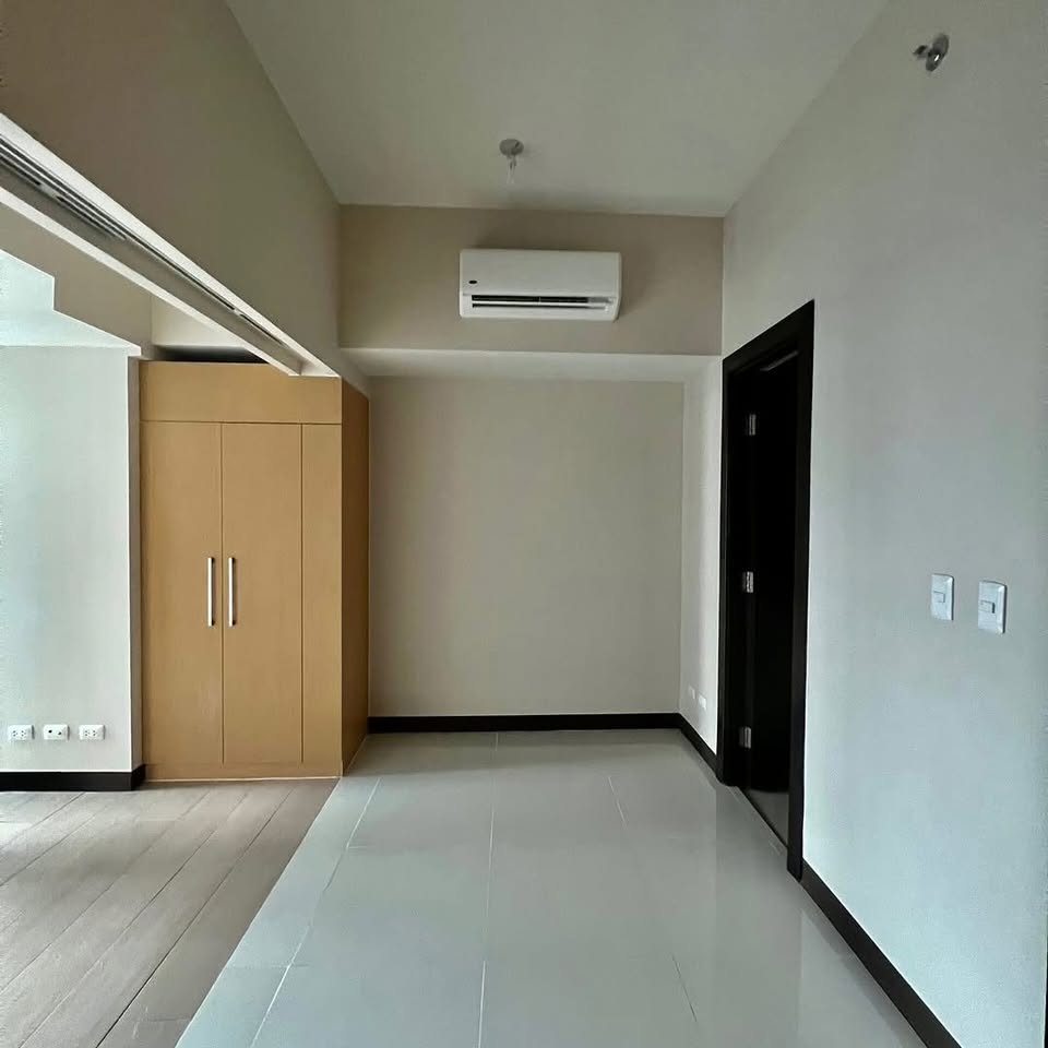 FOR SALE - 1 BEDROOM UNIT AT UPTOWN PARKSUITES TOWER 1