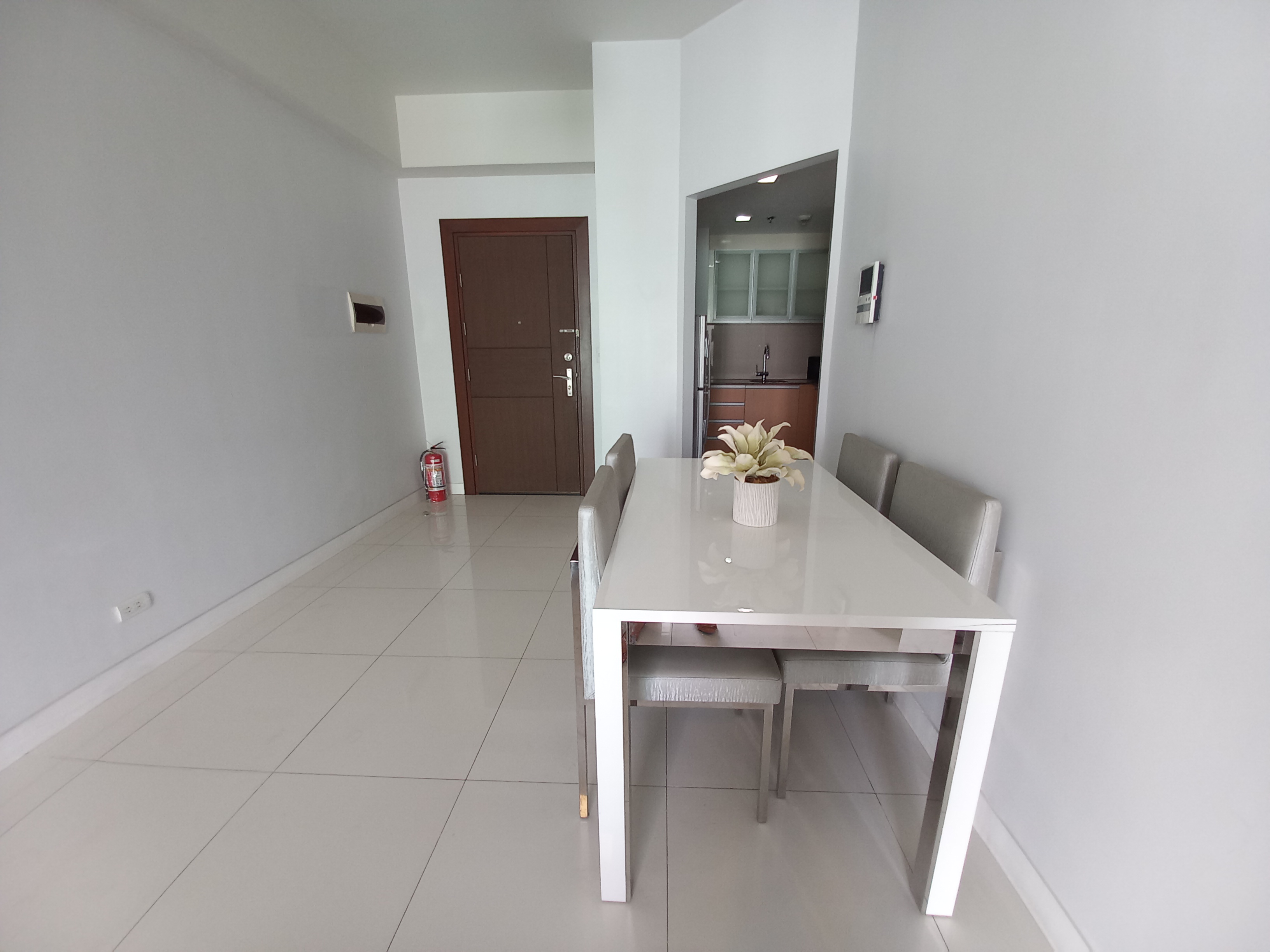 62 sqm 1 Bedroom Condo for Sale at Two Central Makati